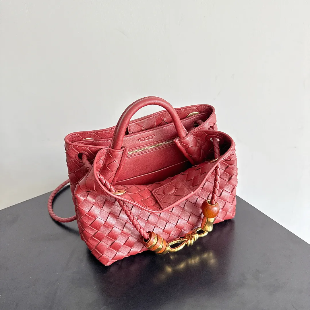 The new Andiamo batch of 3060 BV is shipped‼ ️The classic intercciato weaving process is used to create a soft bag, the metal knot is made of micro-cast aluminum using jewelry technology🪢, and the decorative beads are made of metal and hand-polished oak, allowing you to jump repeatedly between elegance and fun💃, making it unpredictable. Classic and versatile, it shows off your temperament, and the bag has a large capacity, making it very convenient for daily commuting! It has a variety of carrying methods, the shoulder straps can be adjusted by yourself, the original lambskin feels soft and delicate, and the unisex style breaks gender boundaries and brings a more practical and long-lasting use experience. The Andiamo, which has both elegant and casual styles, perfectly interprets the "fashionable old money style". Style number: 743568+wood hardware Color: Sapele Red Size: 25*22*10.5cm